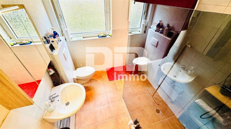 Umfangreich saniertes Zwei- bis Dreifamilienhaus mit Doppelgarage + Carport in idyllischer Lage - EG Badezimmer / Dusche WE1